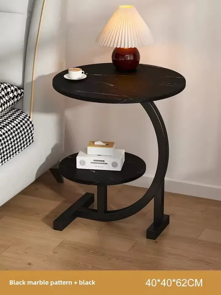 Designový zlatý konferenční stolek – elegantní kulatý odkládací stolek